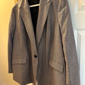 Talbots houndstooth jacket. Woman’s size 22. Only worn a few times.